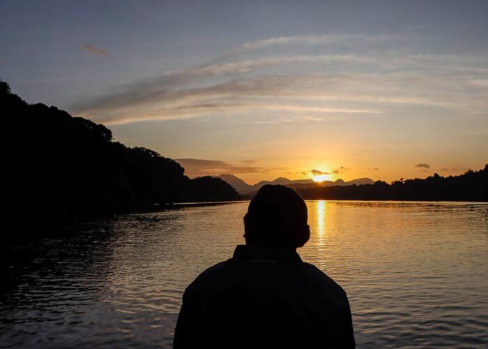 Abendstimmung auf dem Kwitaro Fluss mit Sonnenuntergang